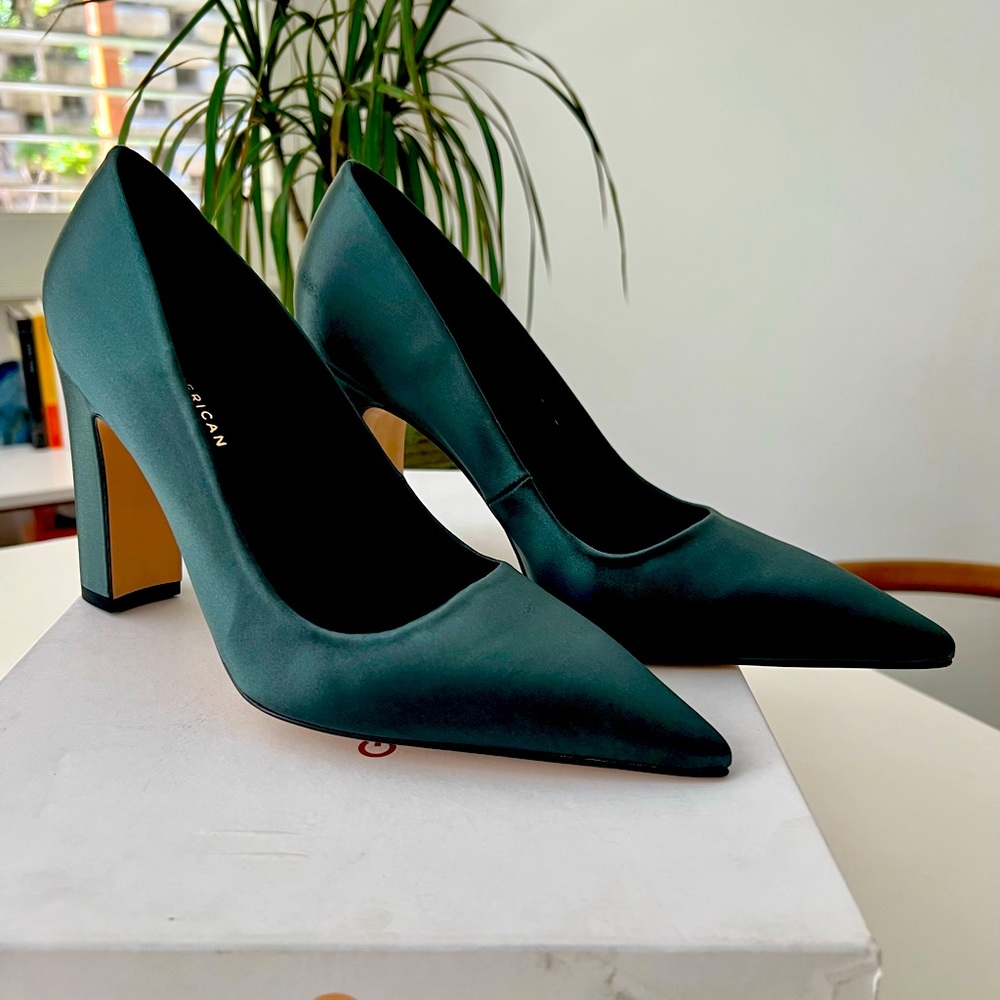 NWT- Good American Statement Pump Heels- Satin Green